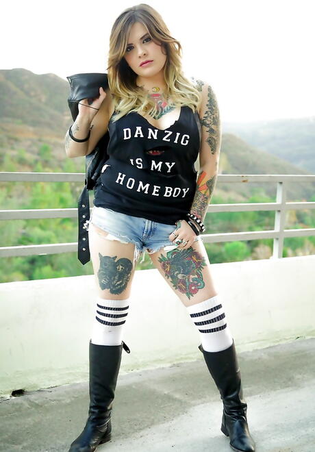 Stunning hottie Farrah Paws in hot lingerie denudes big tits and pussy outdoor